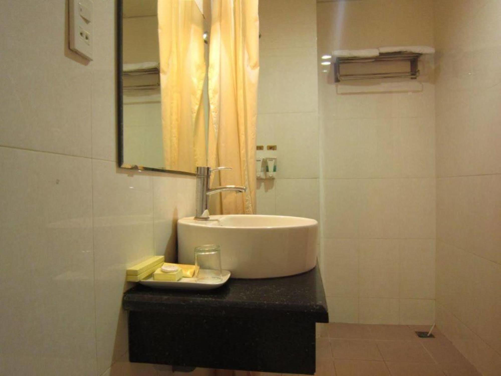 Reddoorz Ruby Star Hotel Truong Dinh โฮจิมินห์ซิตี้ ภายนอก รูปภาพ